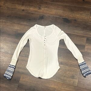 Women’s S Free People Henley top with blue knitted sleeves